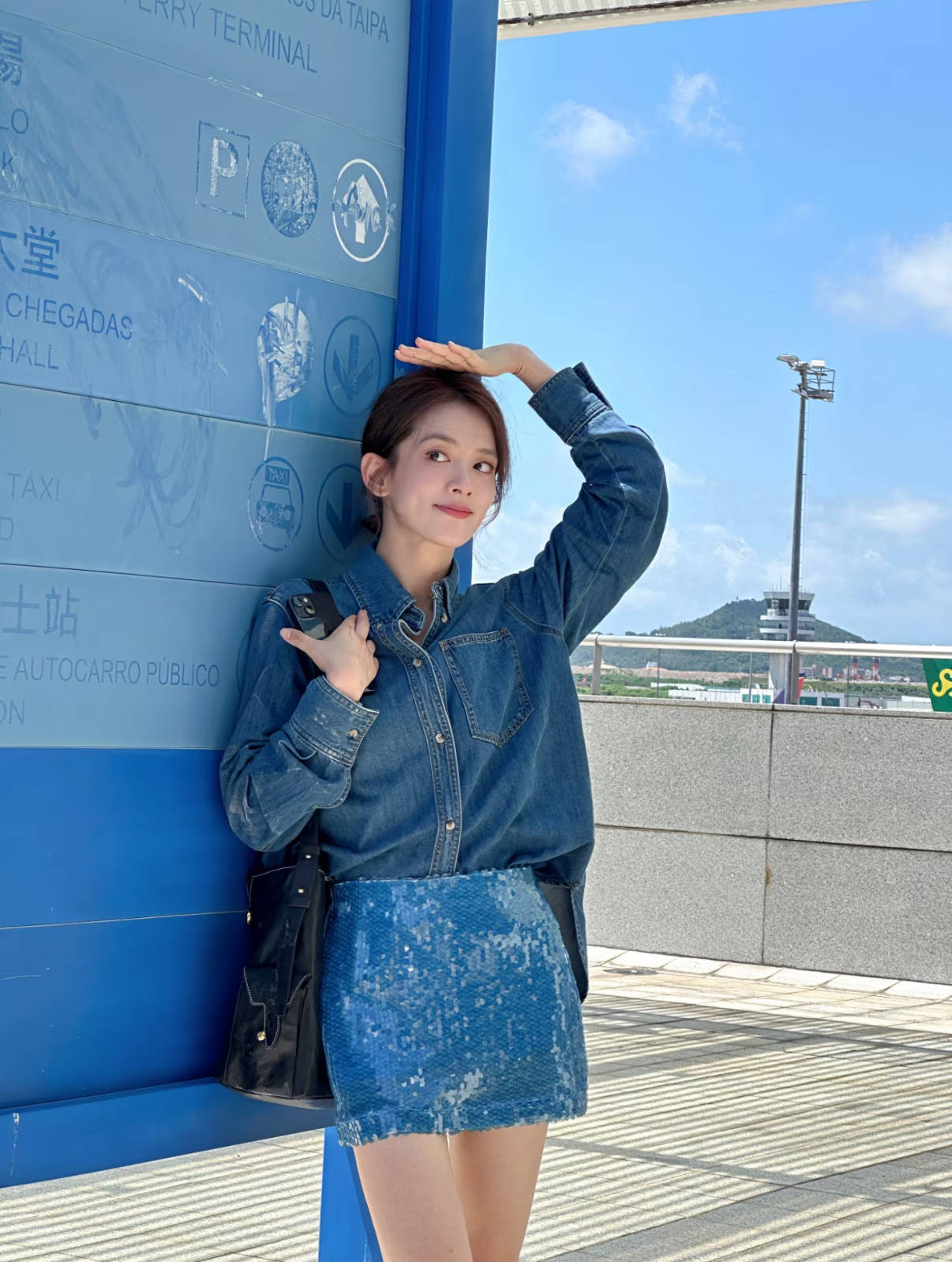 陈昊宇牛仔衬衫 × 蓝色亮片裙裤公开私服照片