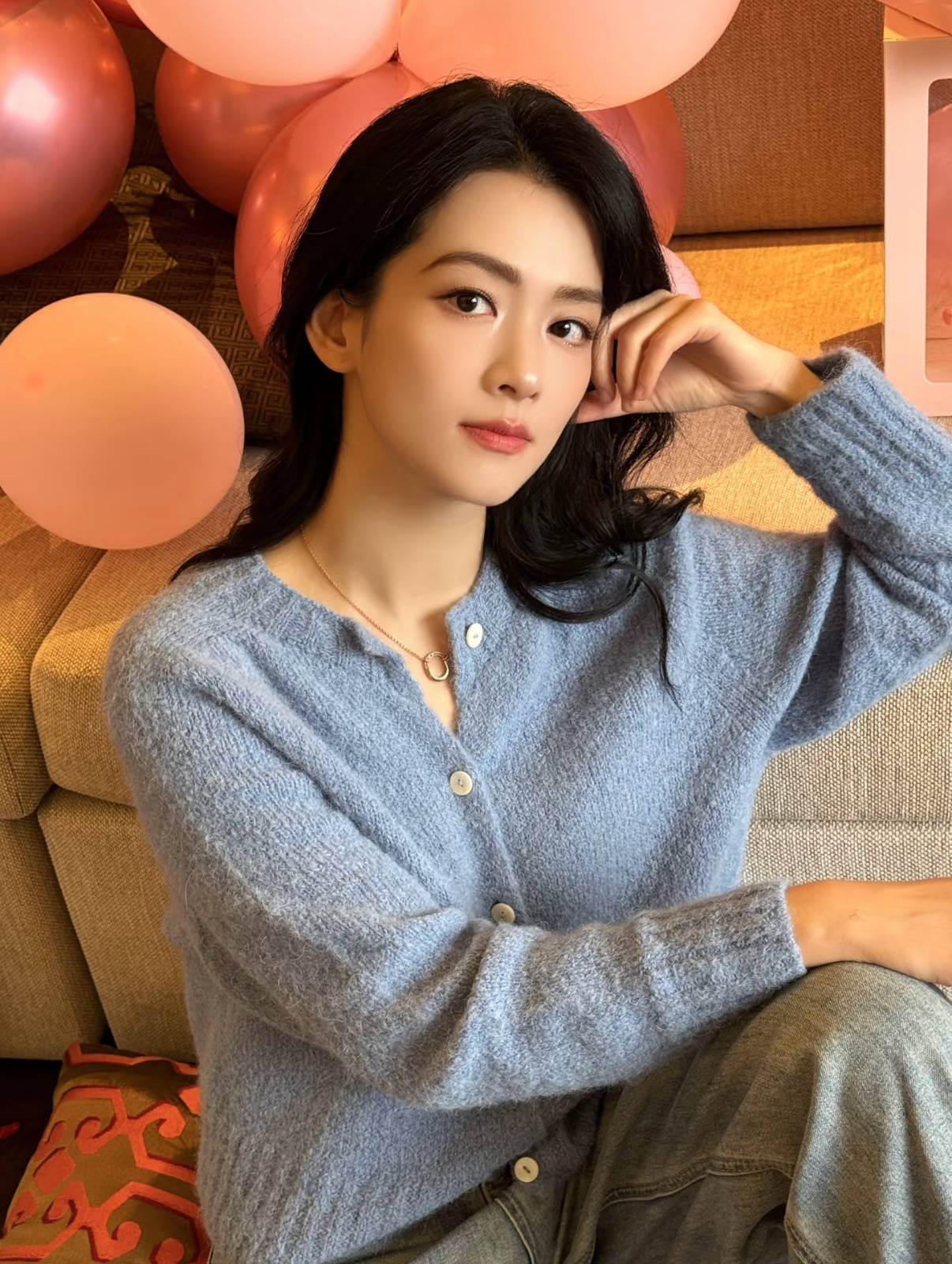 陈昊宇雾霾蓝针织开衫公开私服照片