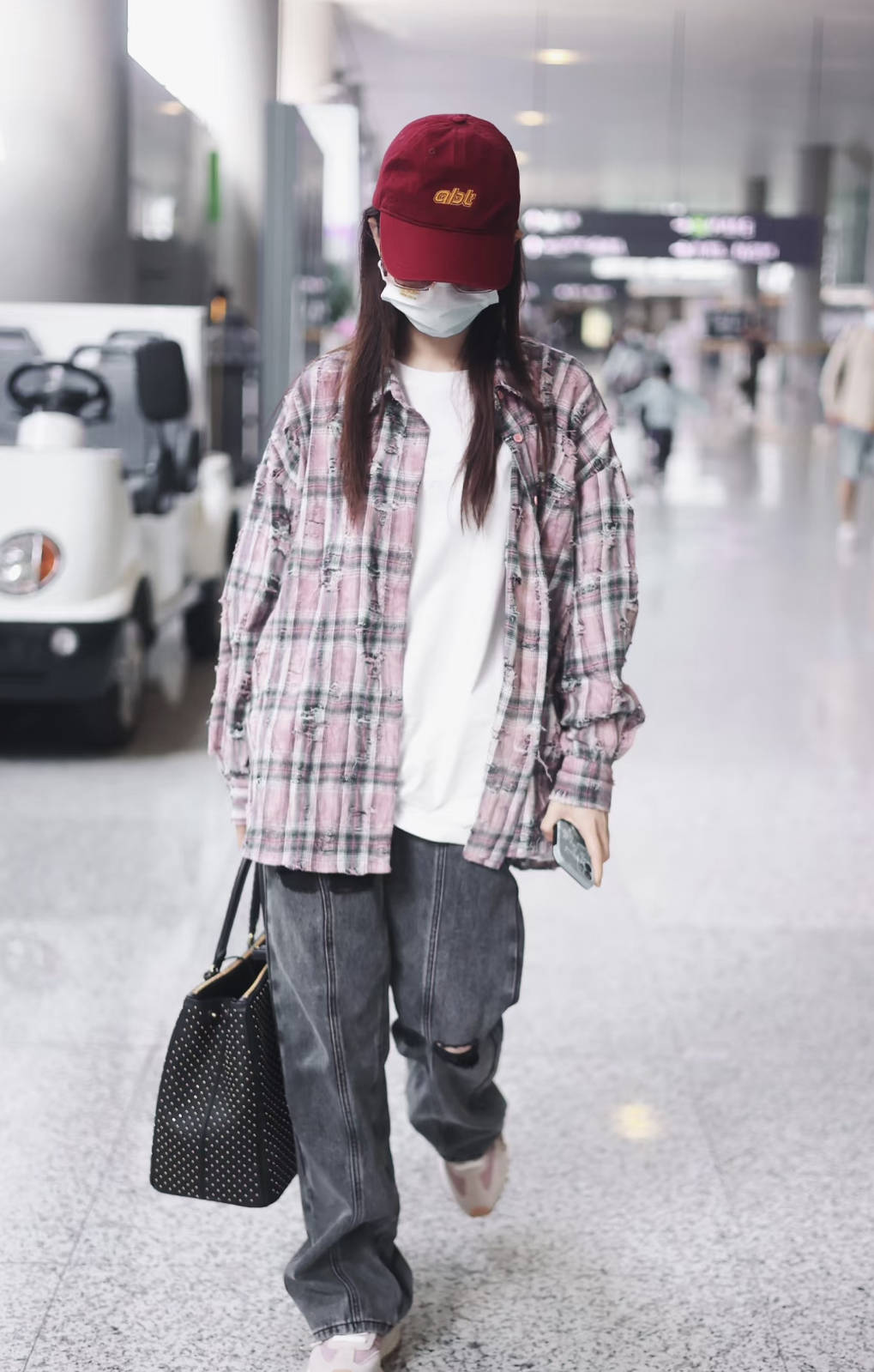 陈昊宇格纹衬衫 × 宽松牛仔公开私服照片